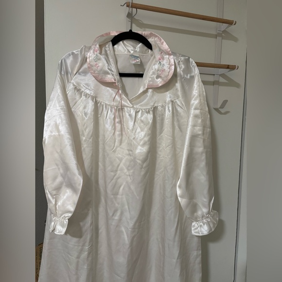 Elegant vintage style White Satin Night gown - Picture 3 of 9
